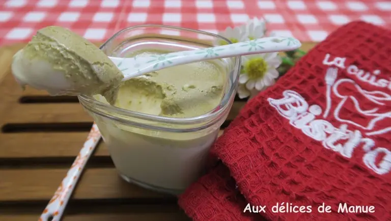 Yaourts à la pistache, raisins secs et lait concentré