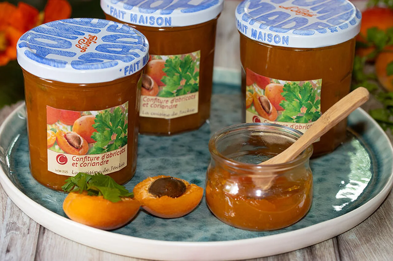 Confiture d'abricots à la coriandre au miel d'acacia