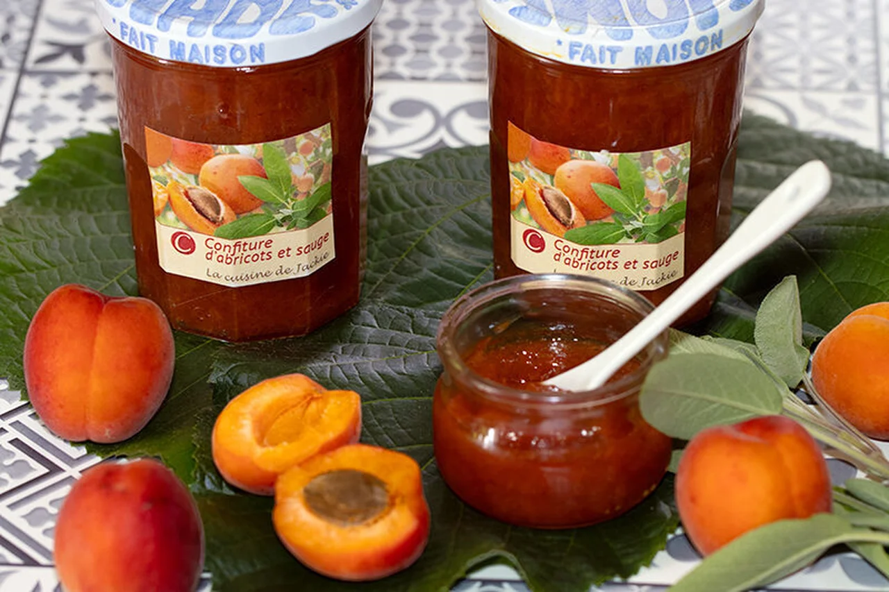 Confiture d'abricots à la sauge