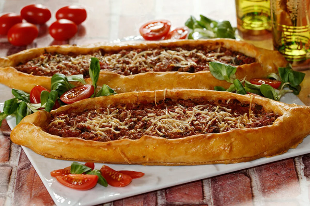 Pizza à la viande hachée comme un pide