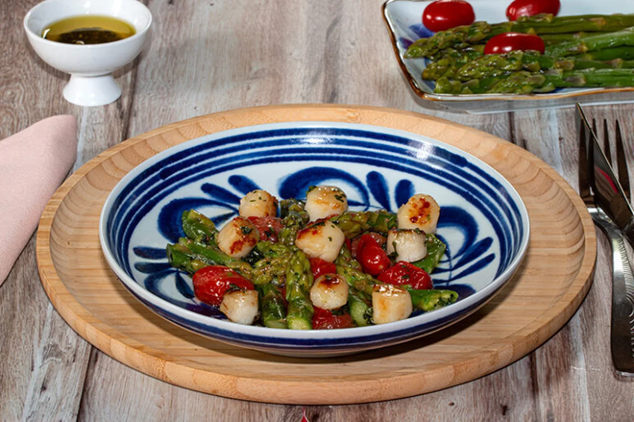 Salade d'asperges, pétoncles et tomates confites