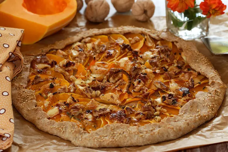 Tarte rustique butternut, chèvre, noix et miel