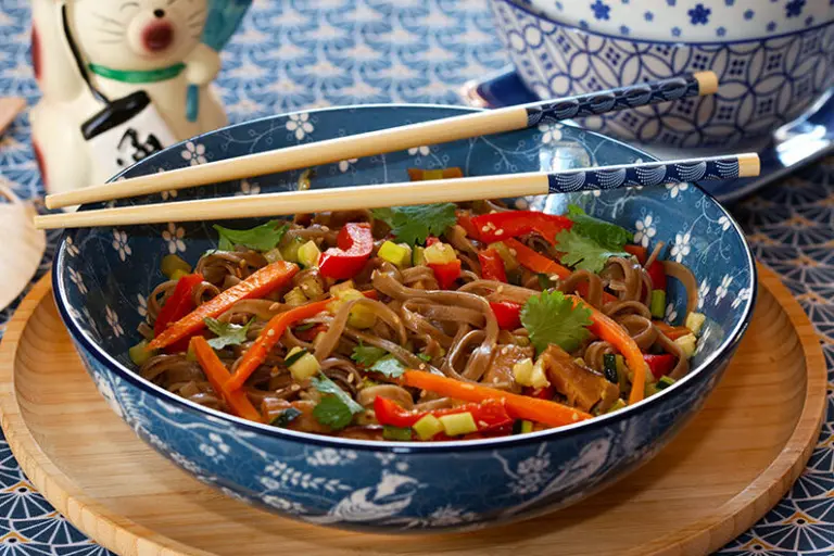 Wok de nouilles Soba aux légumes