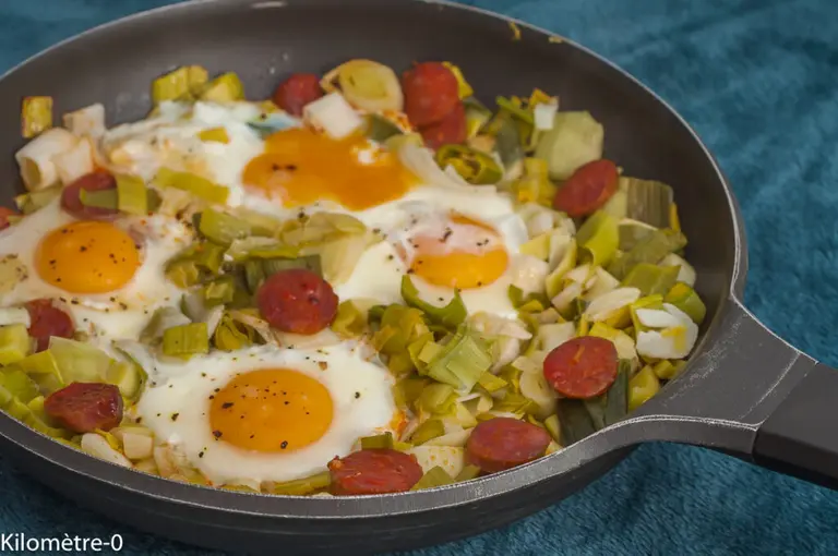 Poêlée de poireaux au chorizo et œufs sur le plat