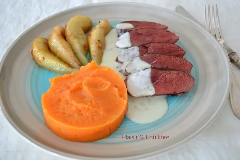 Canard aux poires, sauce 4 épices et bleu de brebis