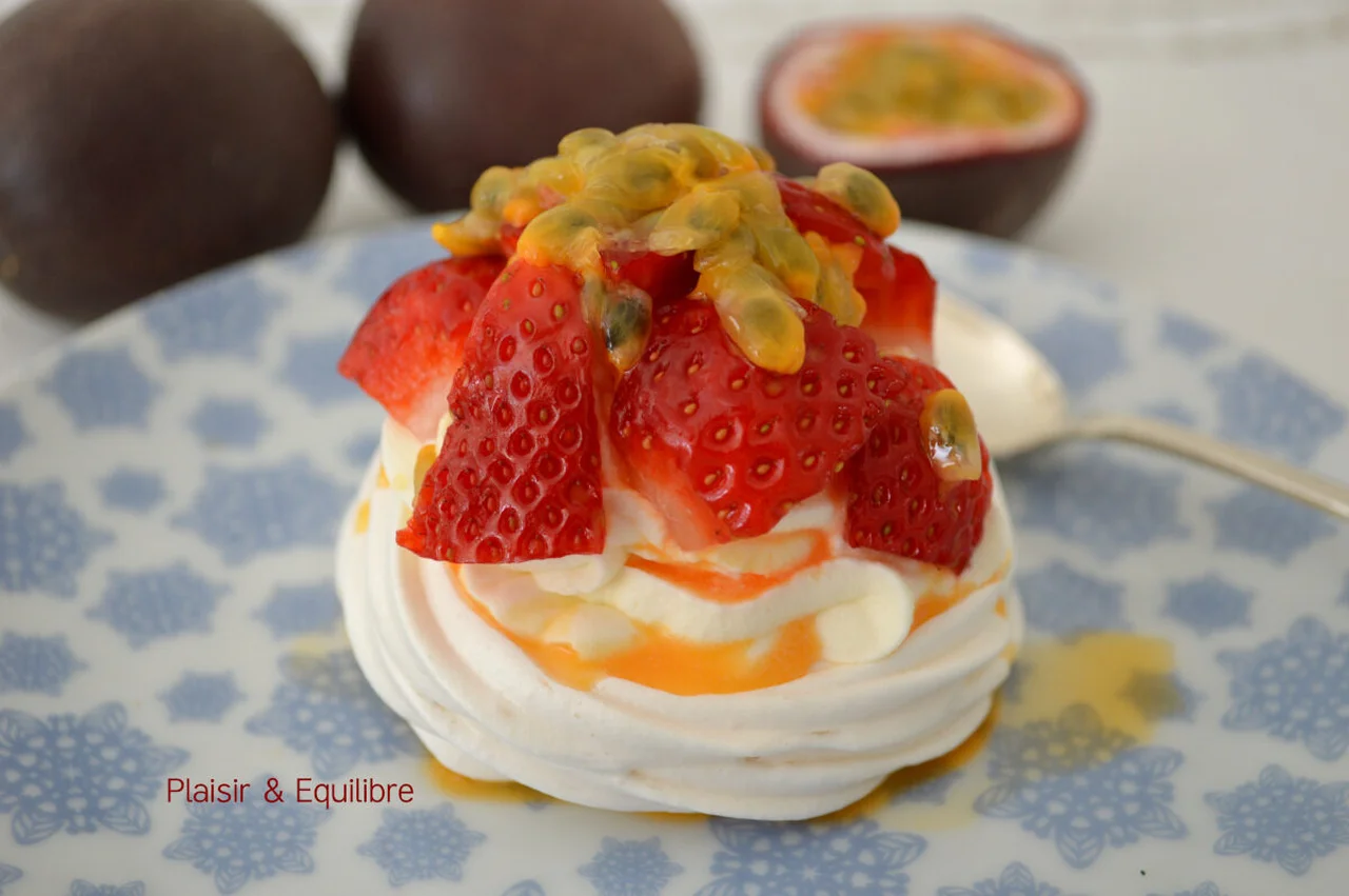 Pavlova aux fraises et fruits de la passion