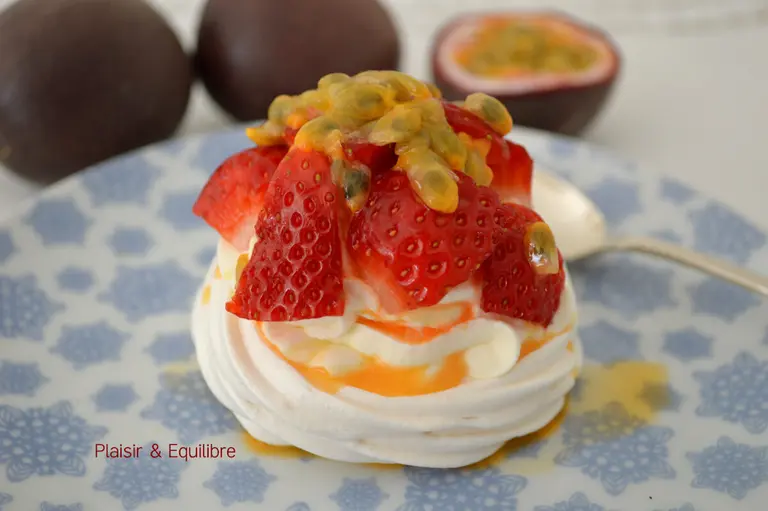 Pavlova aux fraises et fruits de la passion