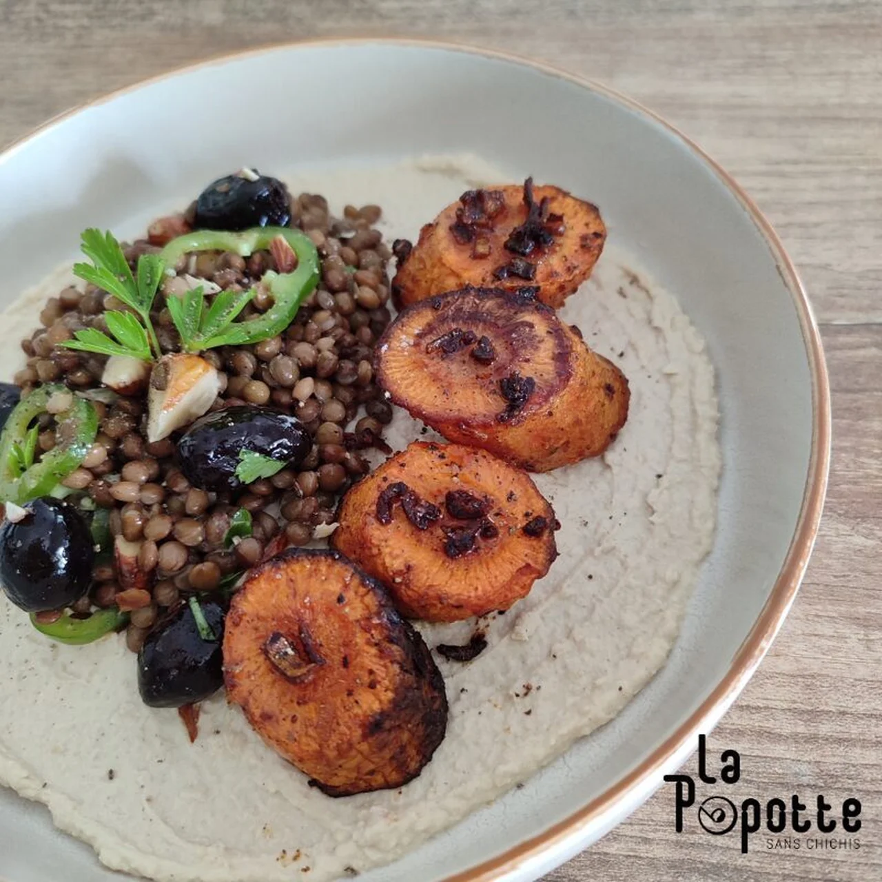 Salade de lentilles, carottes rôties et houmous
