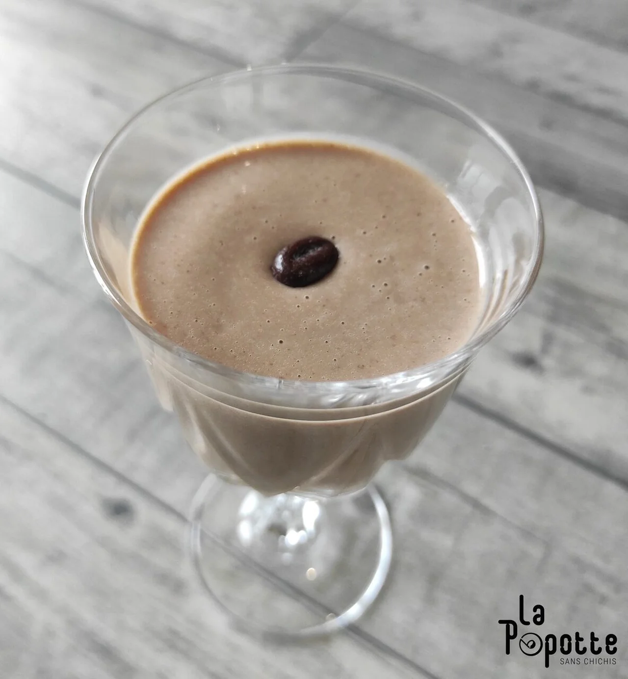 Smoothie banane, beurre de cacahuète et café
