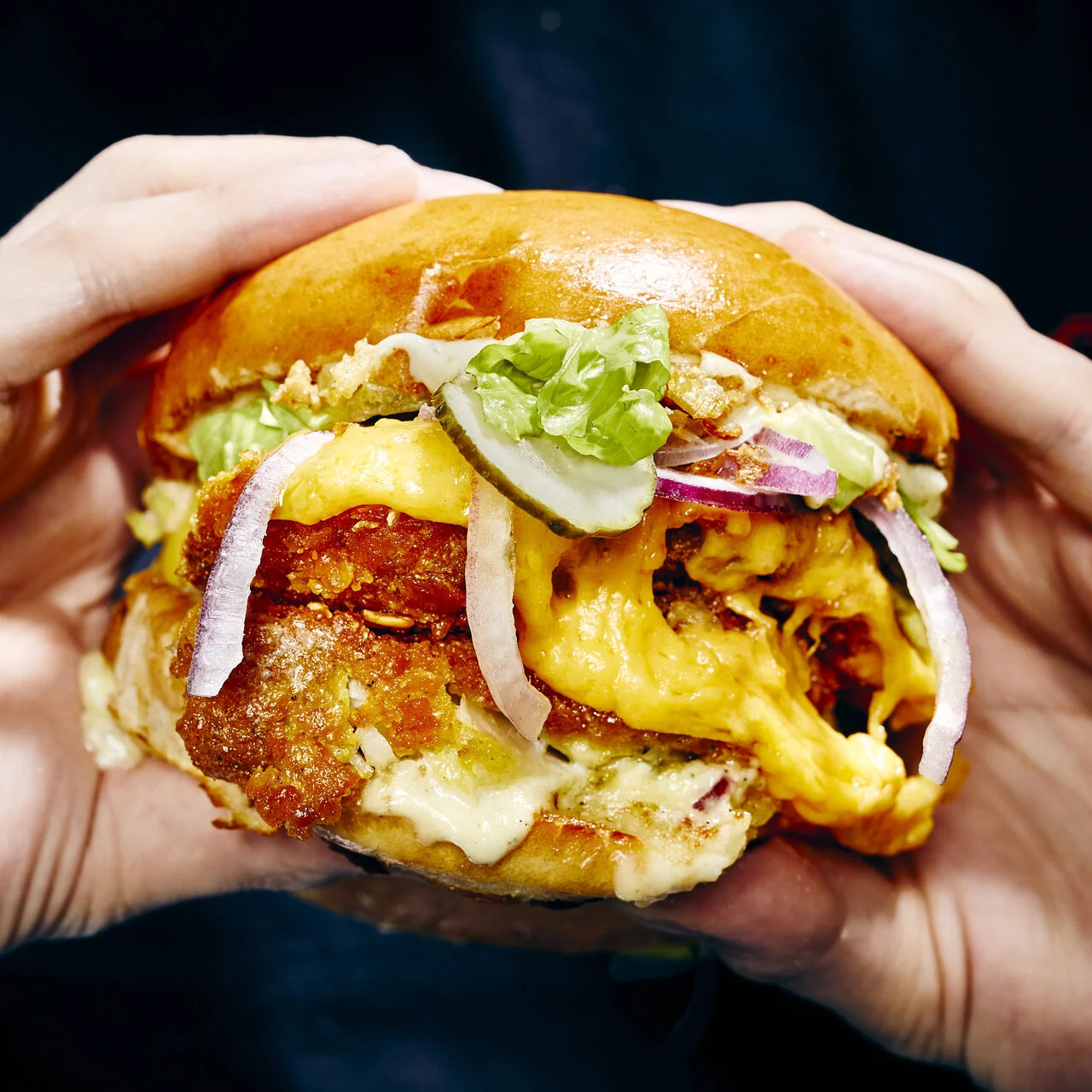 Le burger au lieu noir pané et cheddar