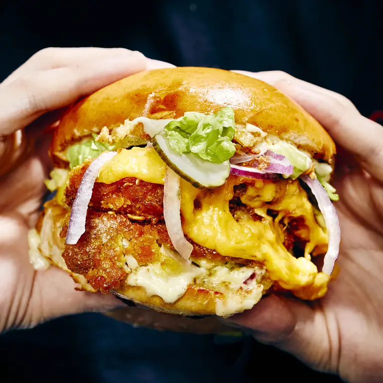 Le burger au lieu noir pané et cheddar