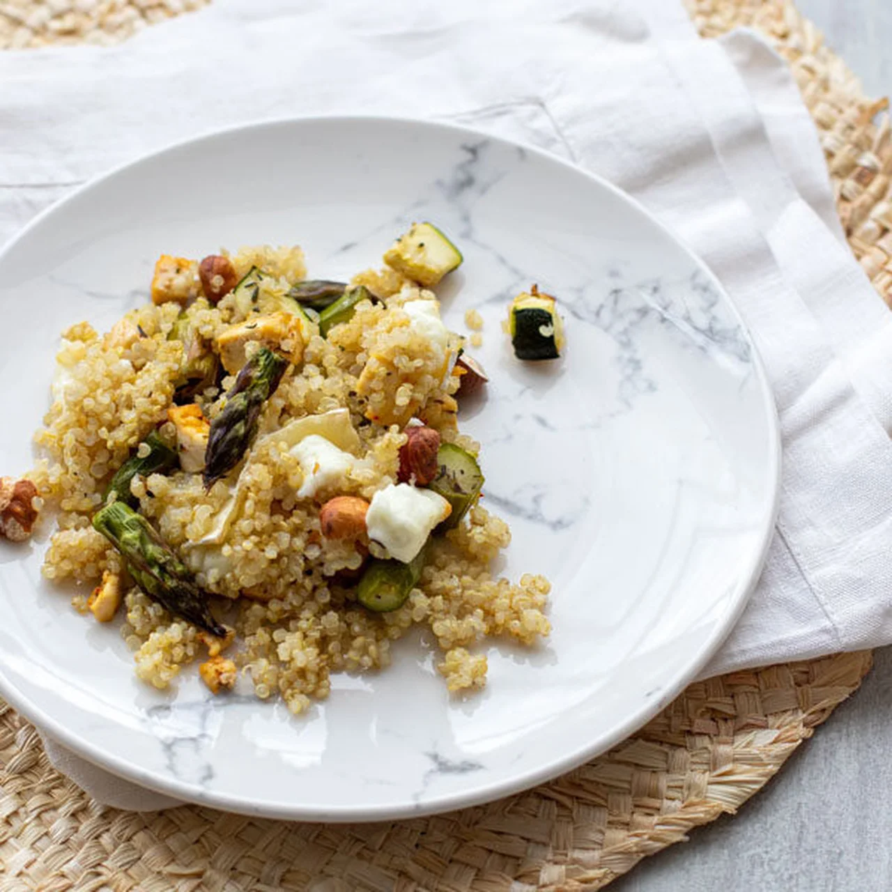 Gratin de quinoa, asperges, courgettes et chèvre