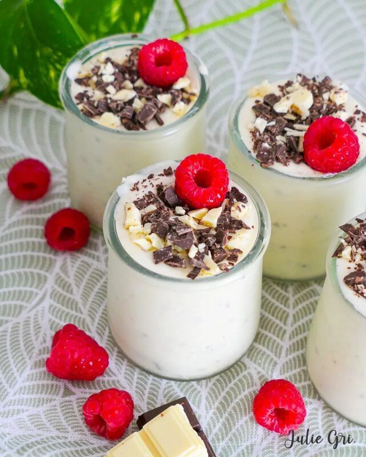 Mousse stracciatella, chocolat blanc et framboises