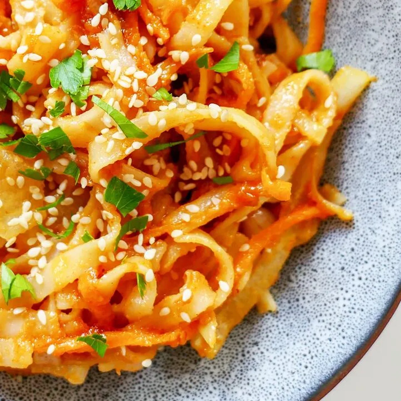 Pad thaï aux cacahuètes et sriracha