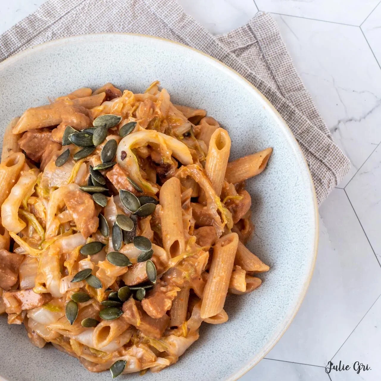 Pâtes semi-complètes au chou chinois et pesto rosso