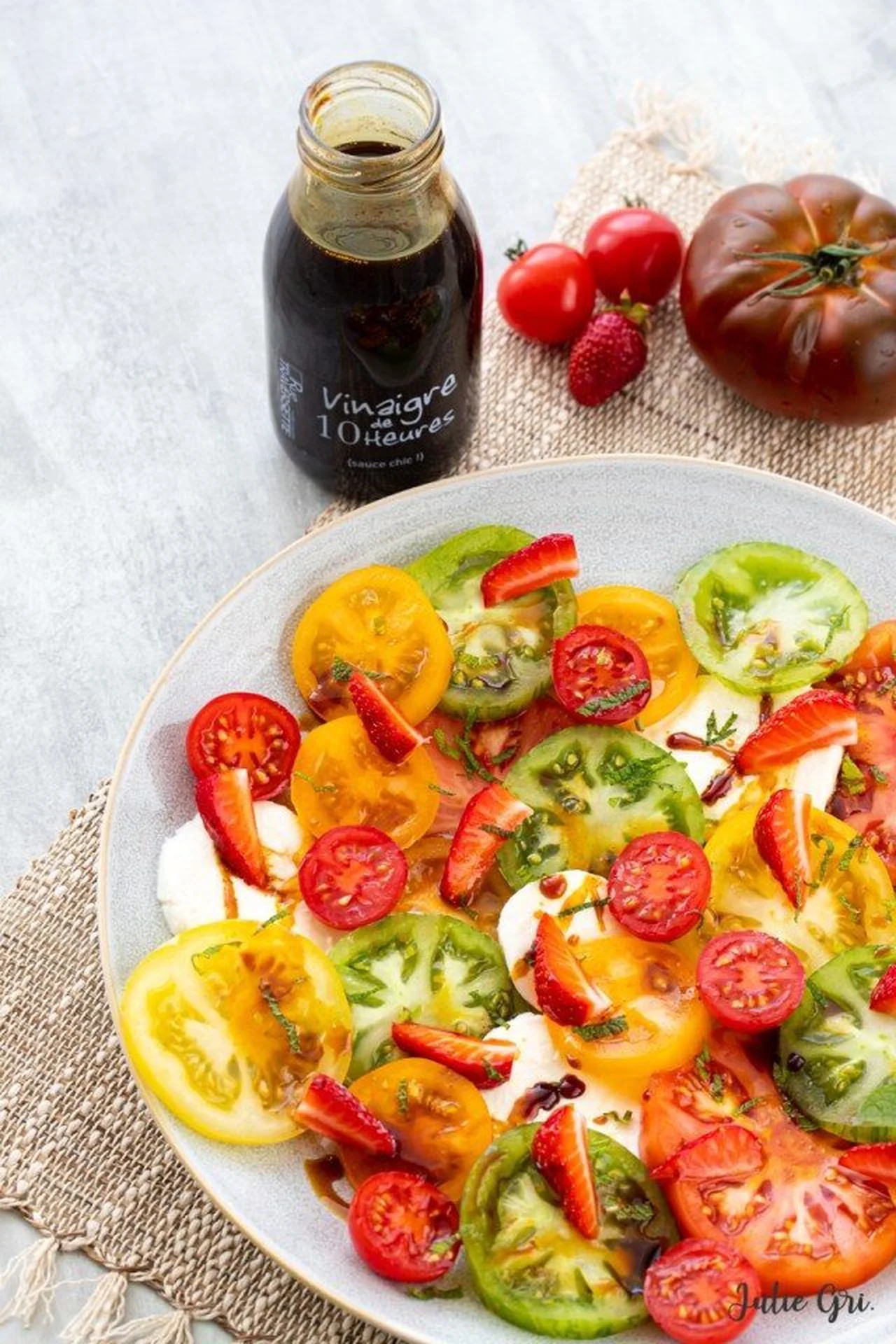 Salade colorée aux tomates, mozzarella et fraises