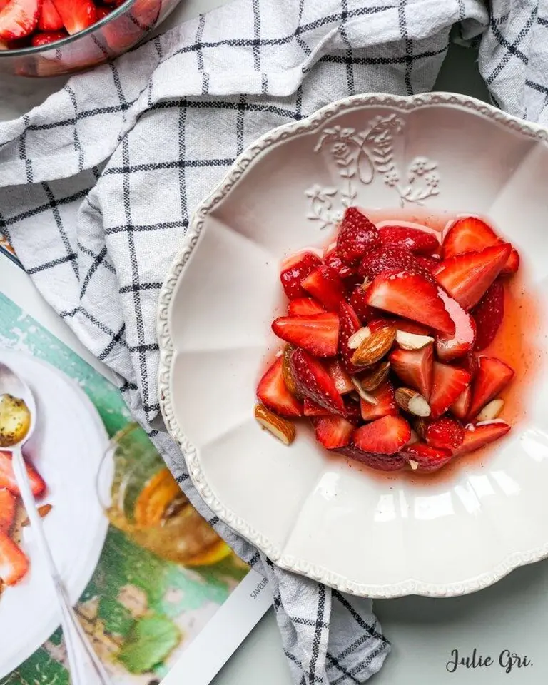 Salade de fraises aux amandes