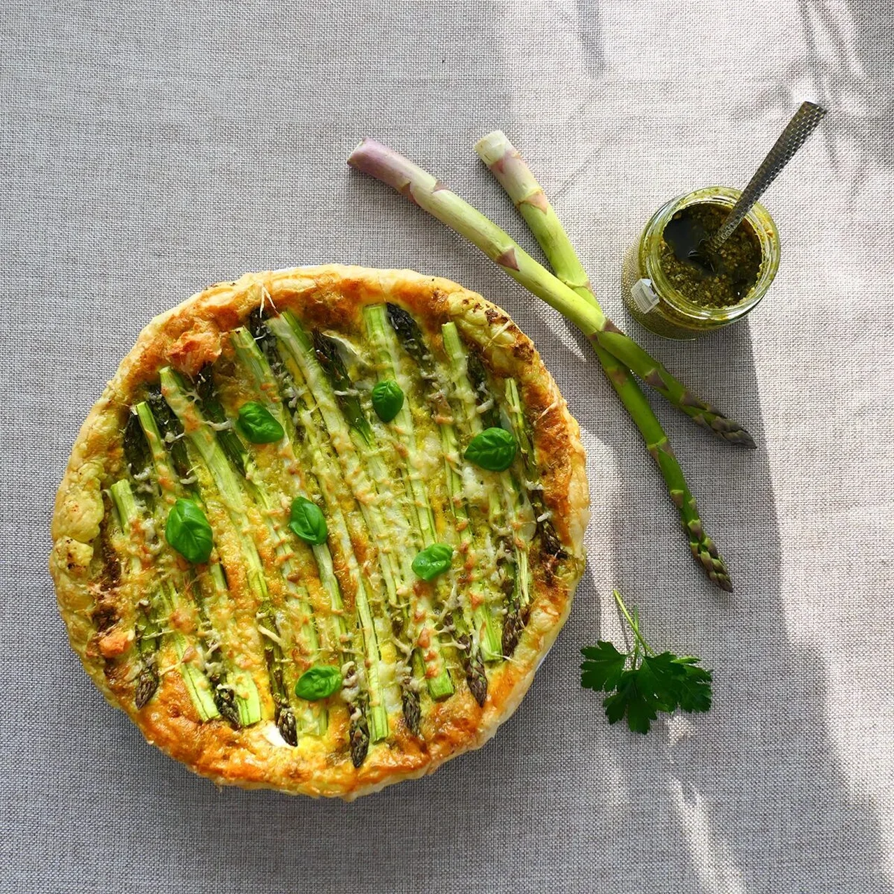 Tarte salée aux asperges, pesto et chèvre