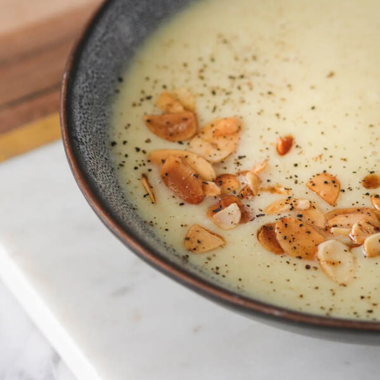 Velouté d'asperges aux amandes grillées