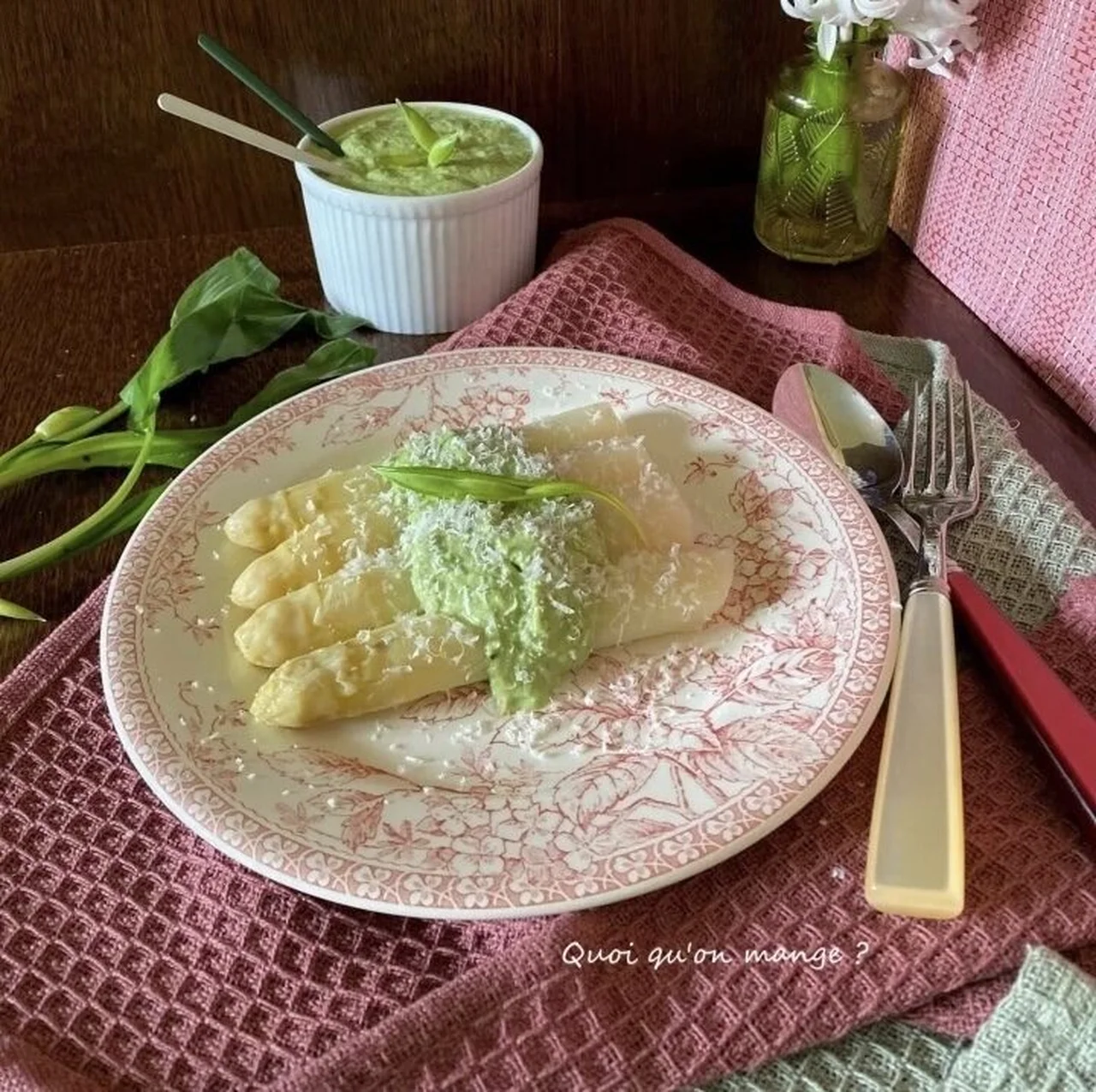 Asperges blanches, sauce à l'ail des ours