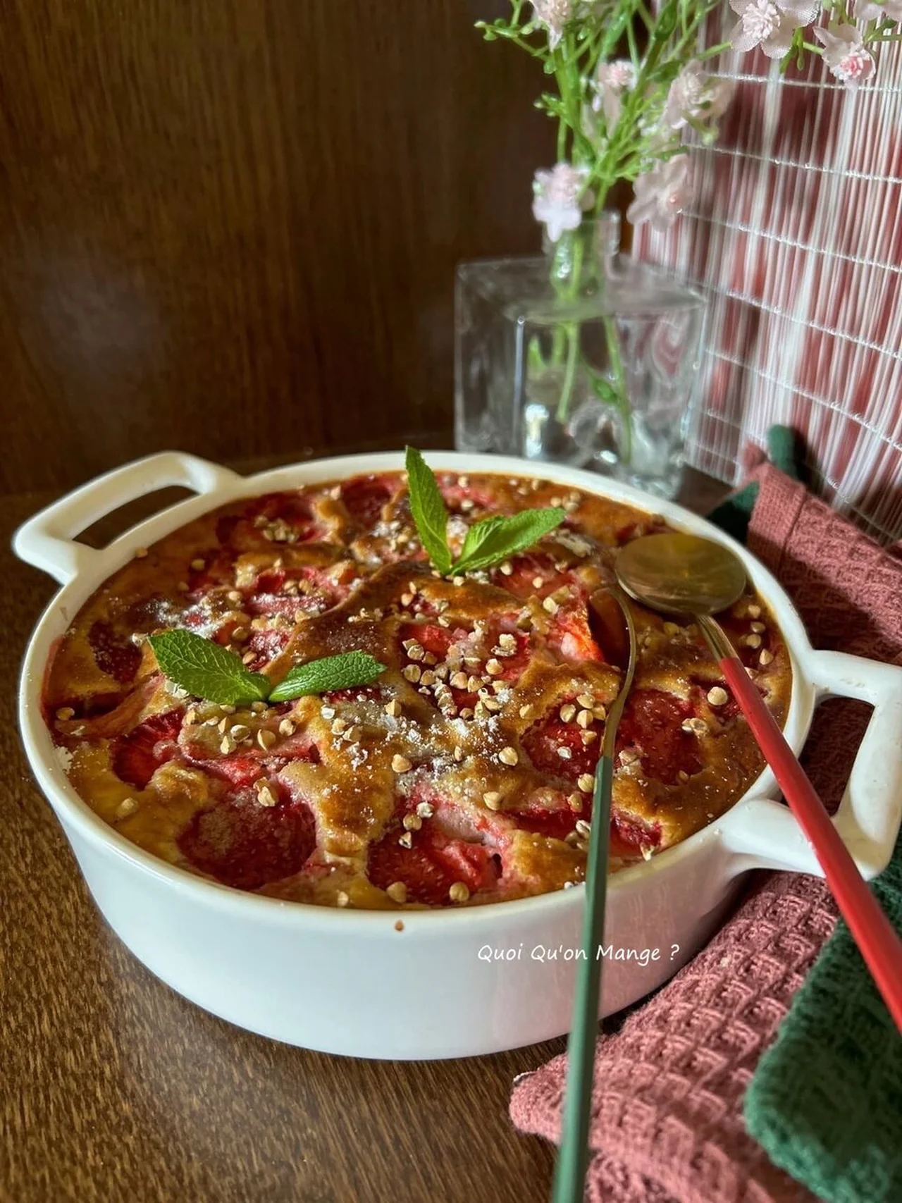 Clafoutis aux fraises, rhubarbe et vanille