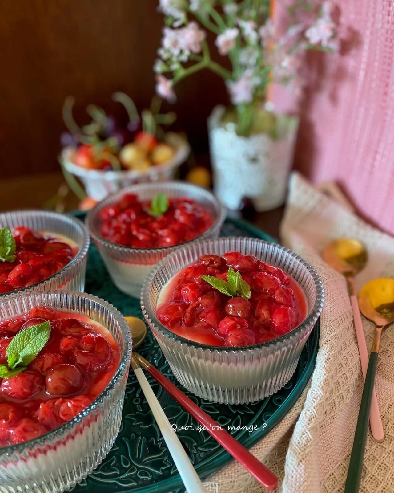 Compotée de cerises griottes sur mousse de rhubarbe