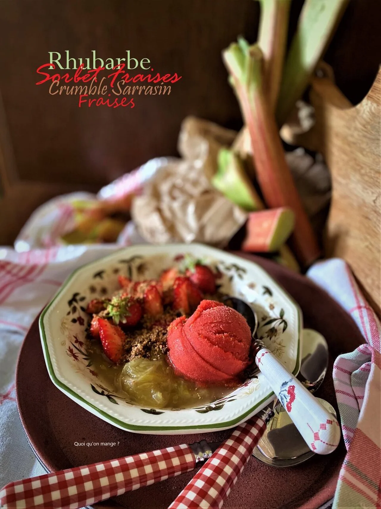 Compotée de rhubarbe, crumble sarrasin, fraises en 2 textures