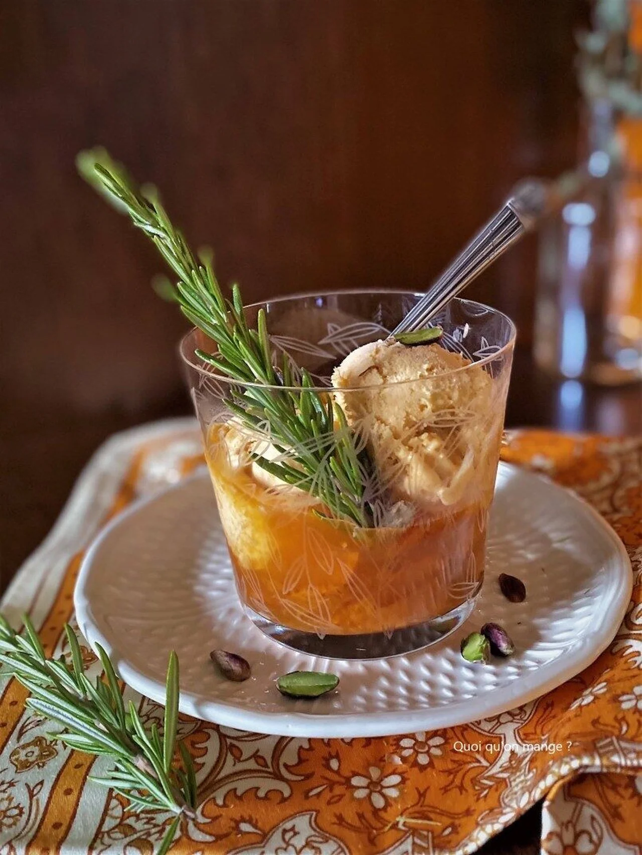 Glace aux abricots et au romarin