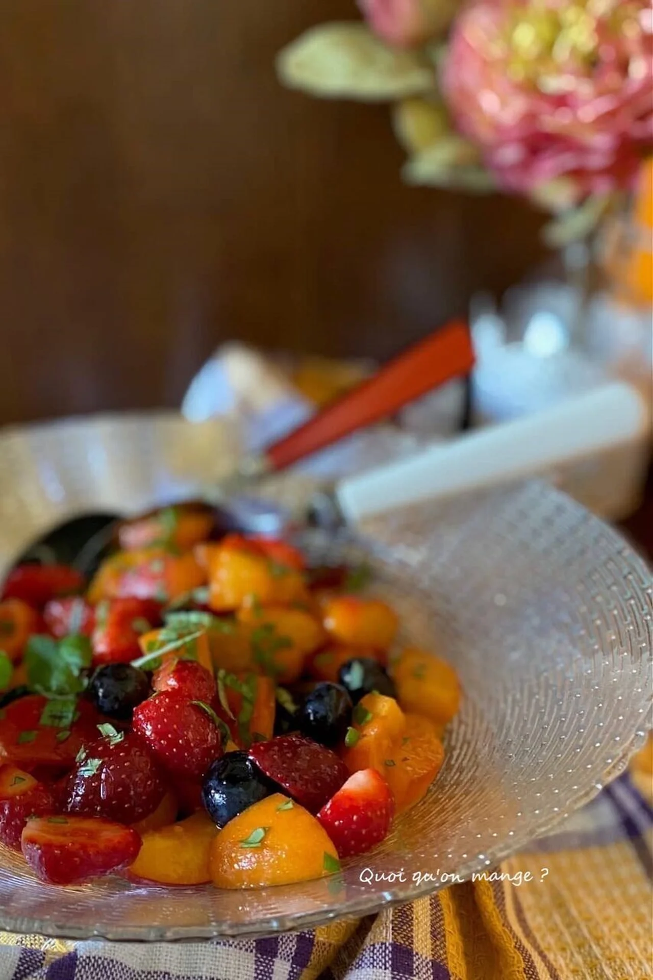 Salade d'été aux abricots, fraises et myrtilles
