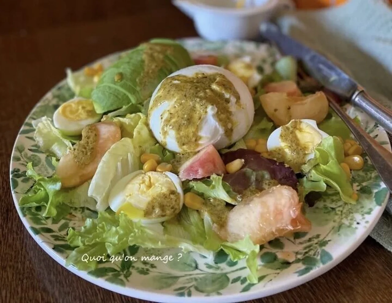 Salade d'été aux pêches, avocat, burrata et maïs
