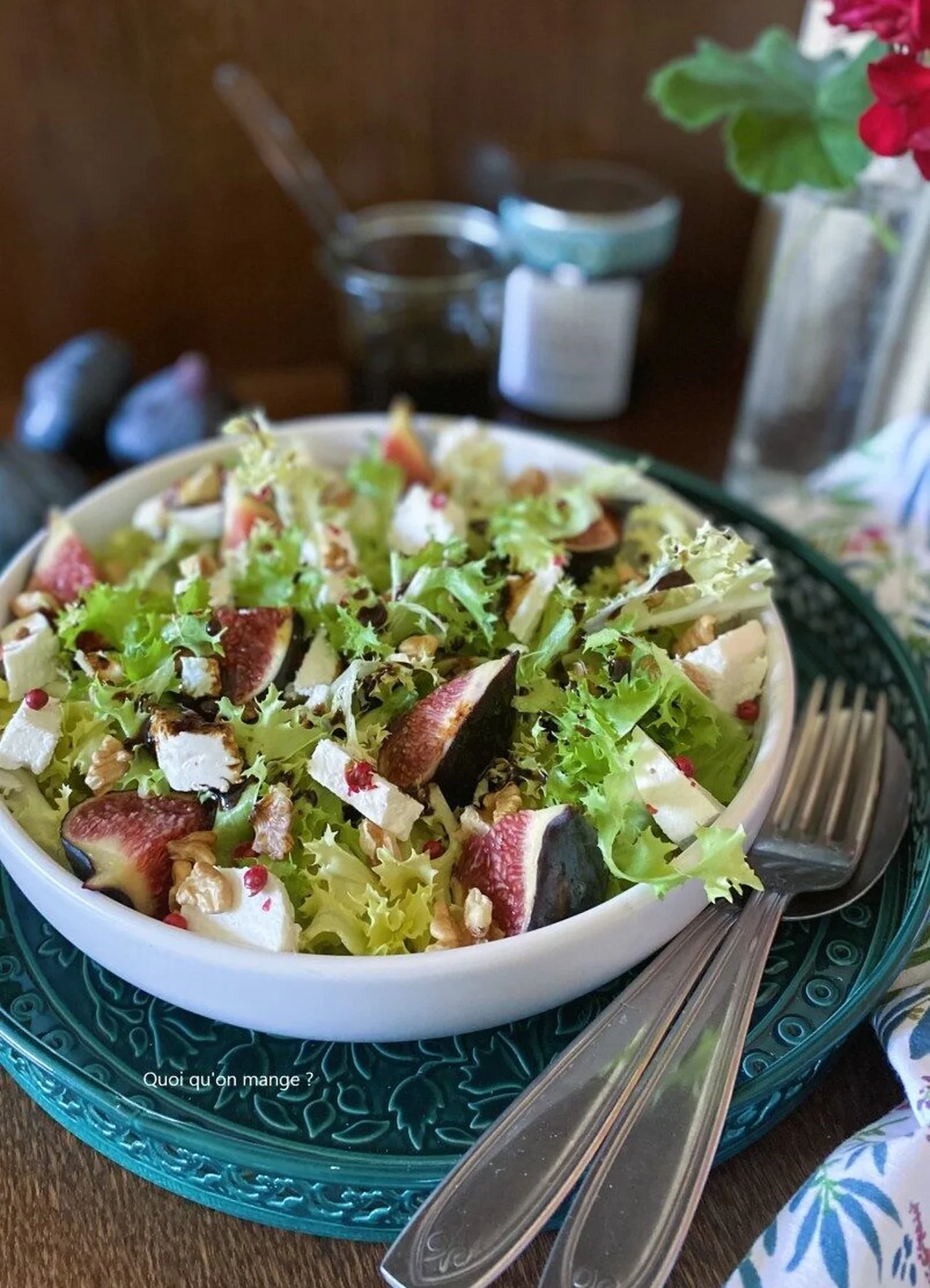 Salade de chicorée frisée, figues, chèvre et noix