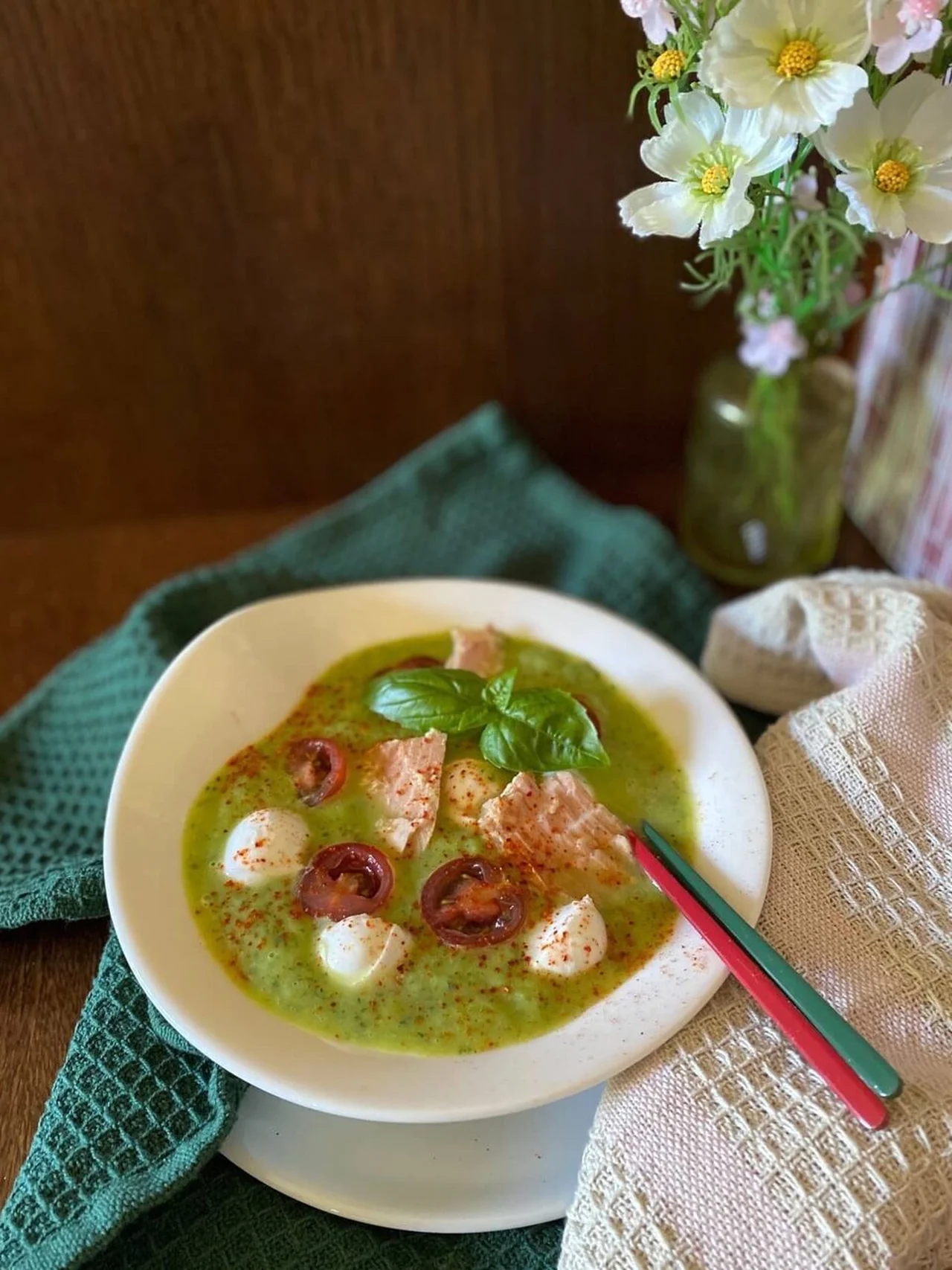 Soupe froide de courgettes, thon et mozzarella