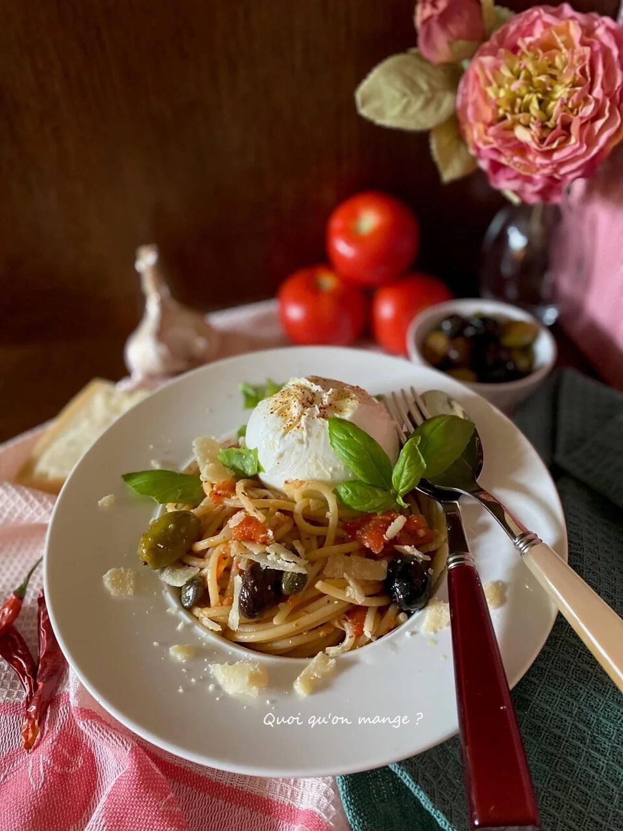 Spaghetti à l'ail rôti et tomates fraîches