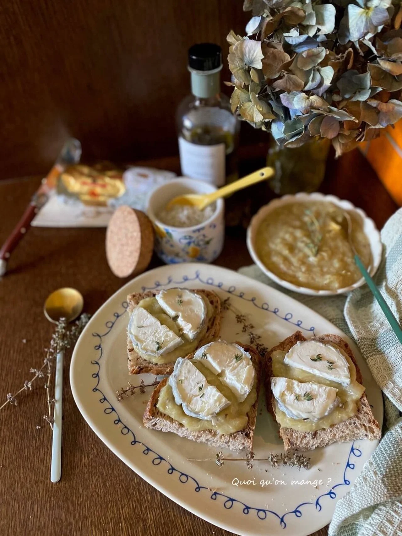 Tartine compotée de rhubarbe au thym et chèvre