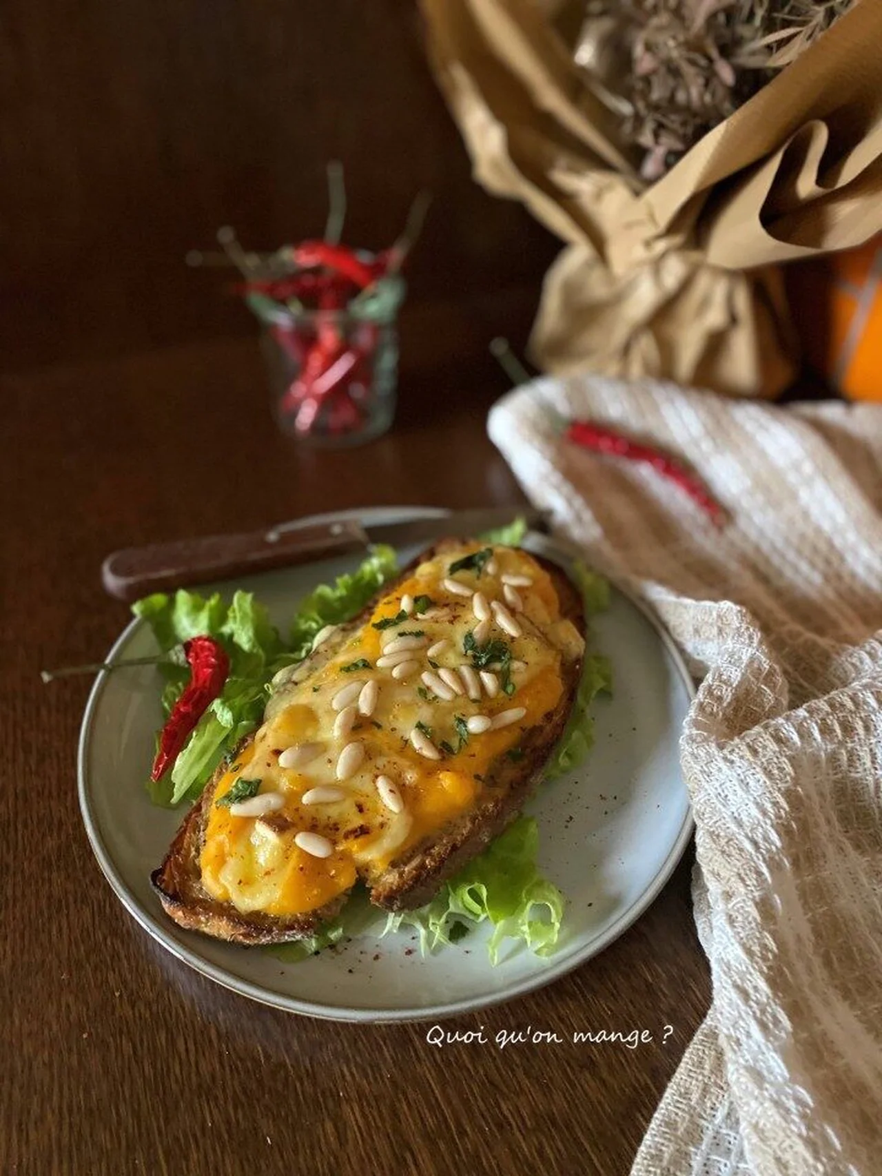 Tartine pain aux graines, crème butternut, tomme et pignons
