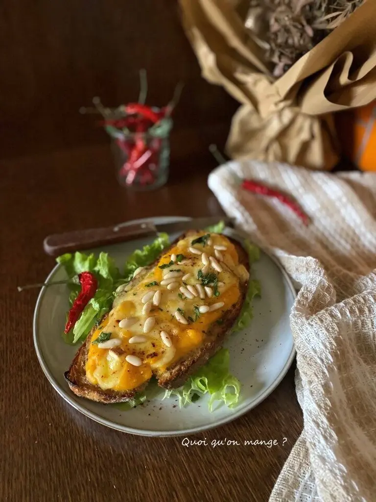 Tartine pain aux graines, crème butternut, tomme et pignons