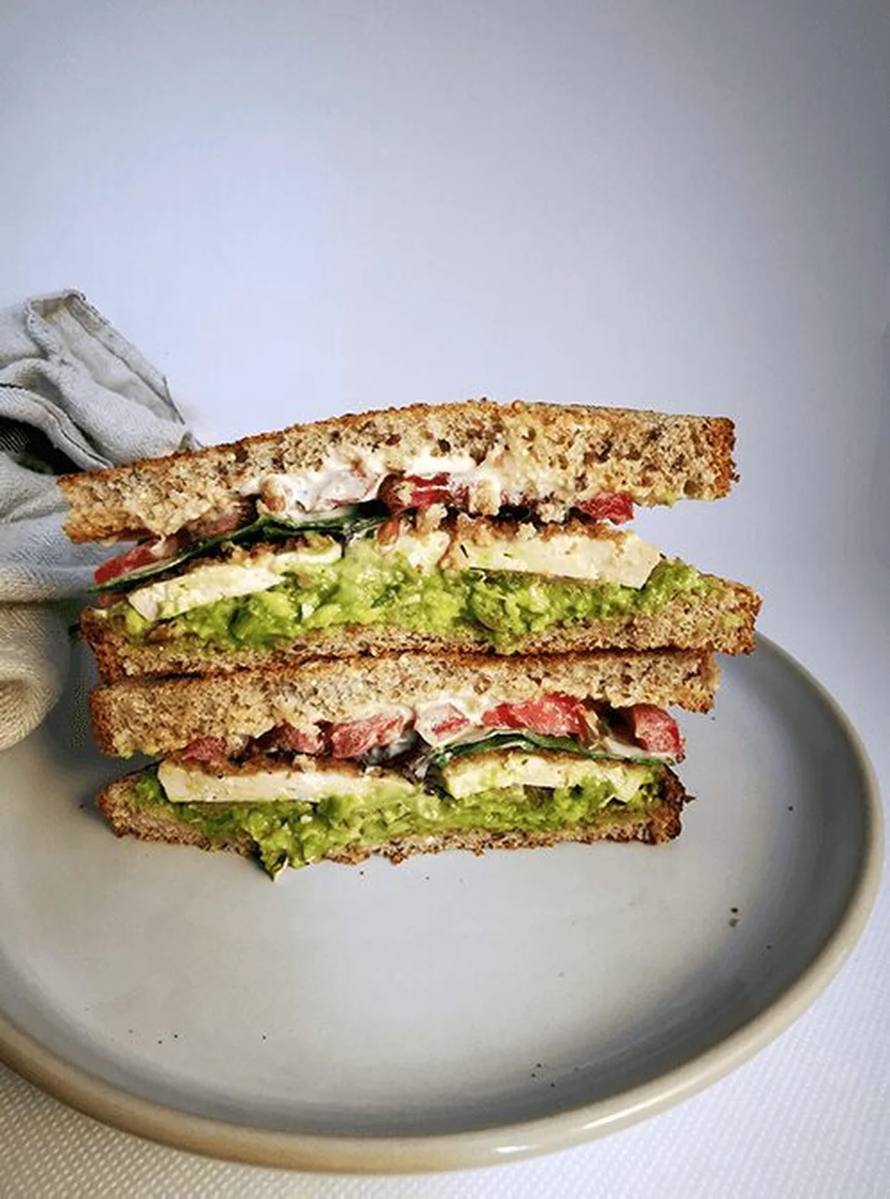 Sandwich au tofu croustillant et avocat