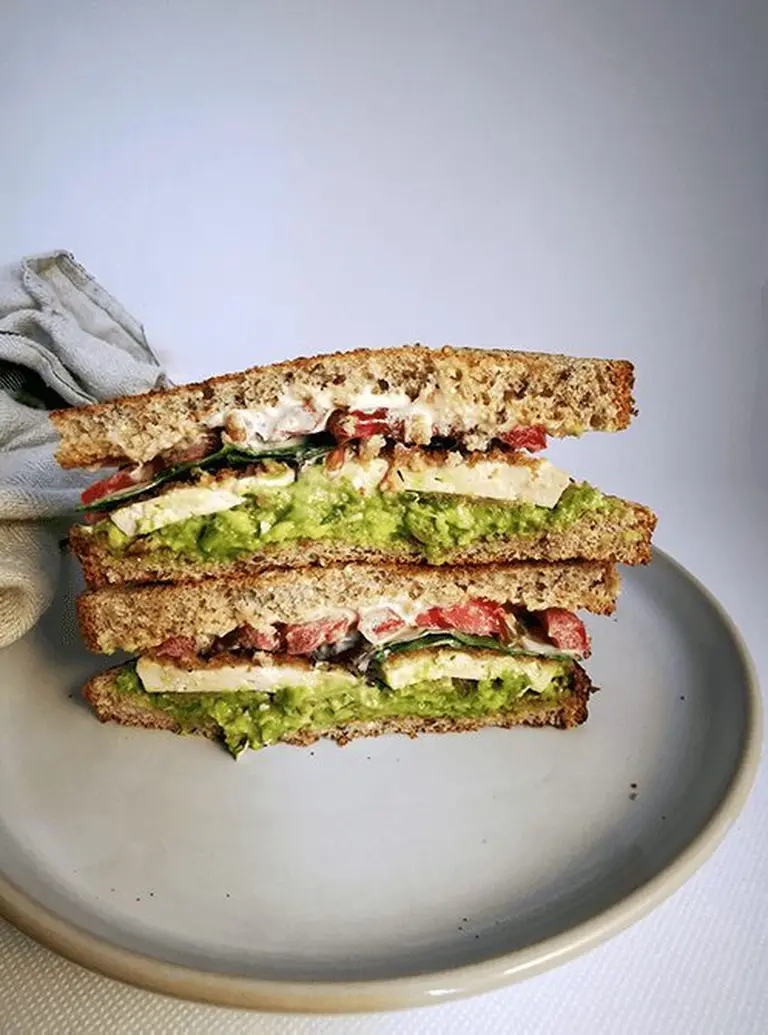 Sandwich au tofu croustillant et avocat