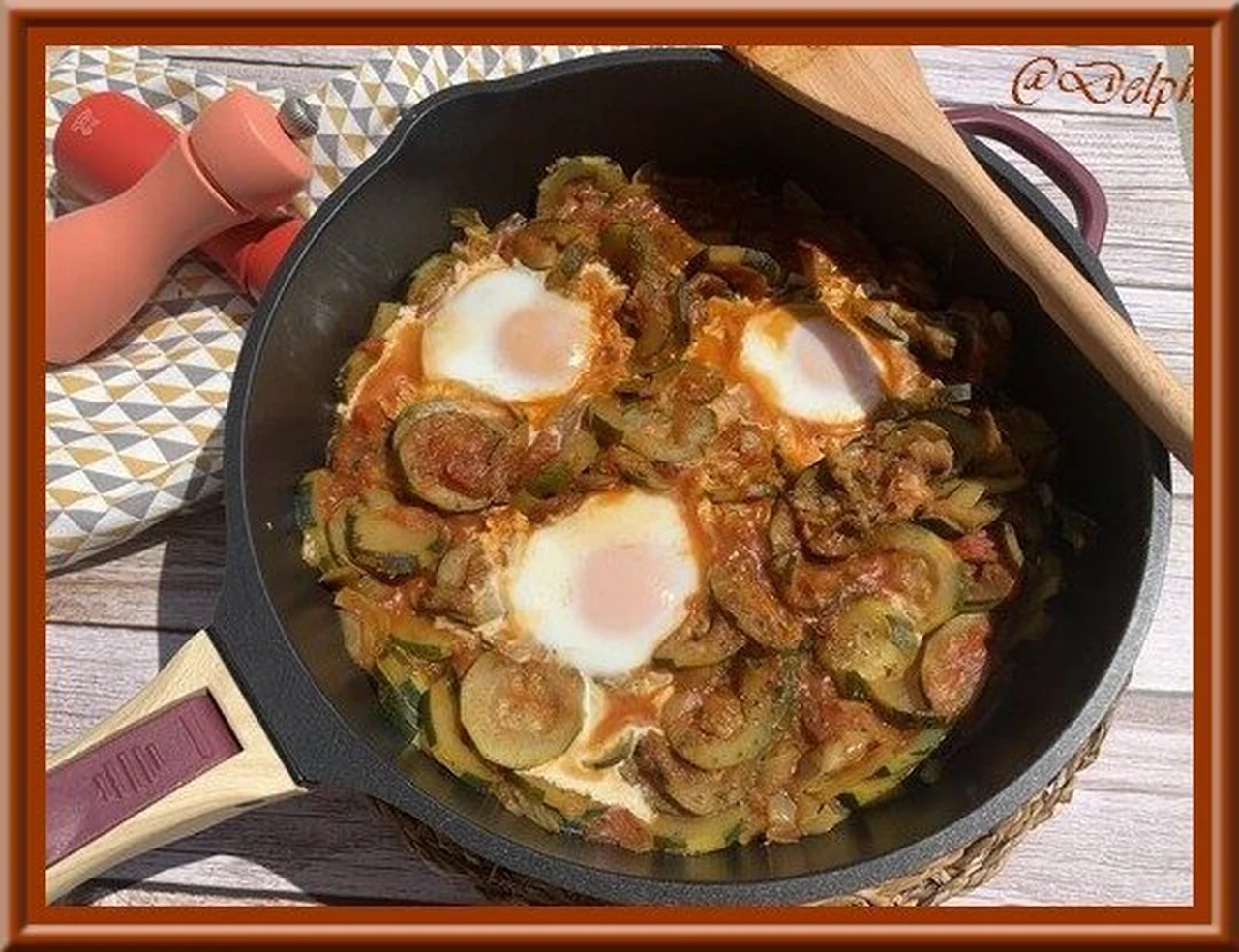 Poêlée de courgettes à la tomate et œufs
