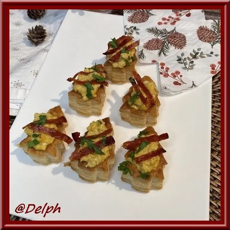 Sapins feuilletés aux œufs brouillés et chips de chorizo