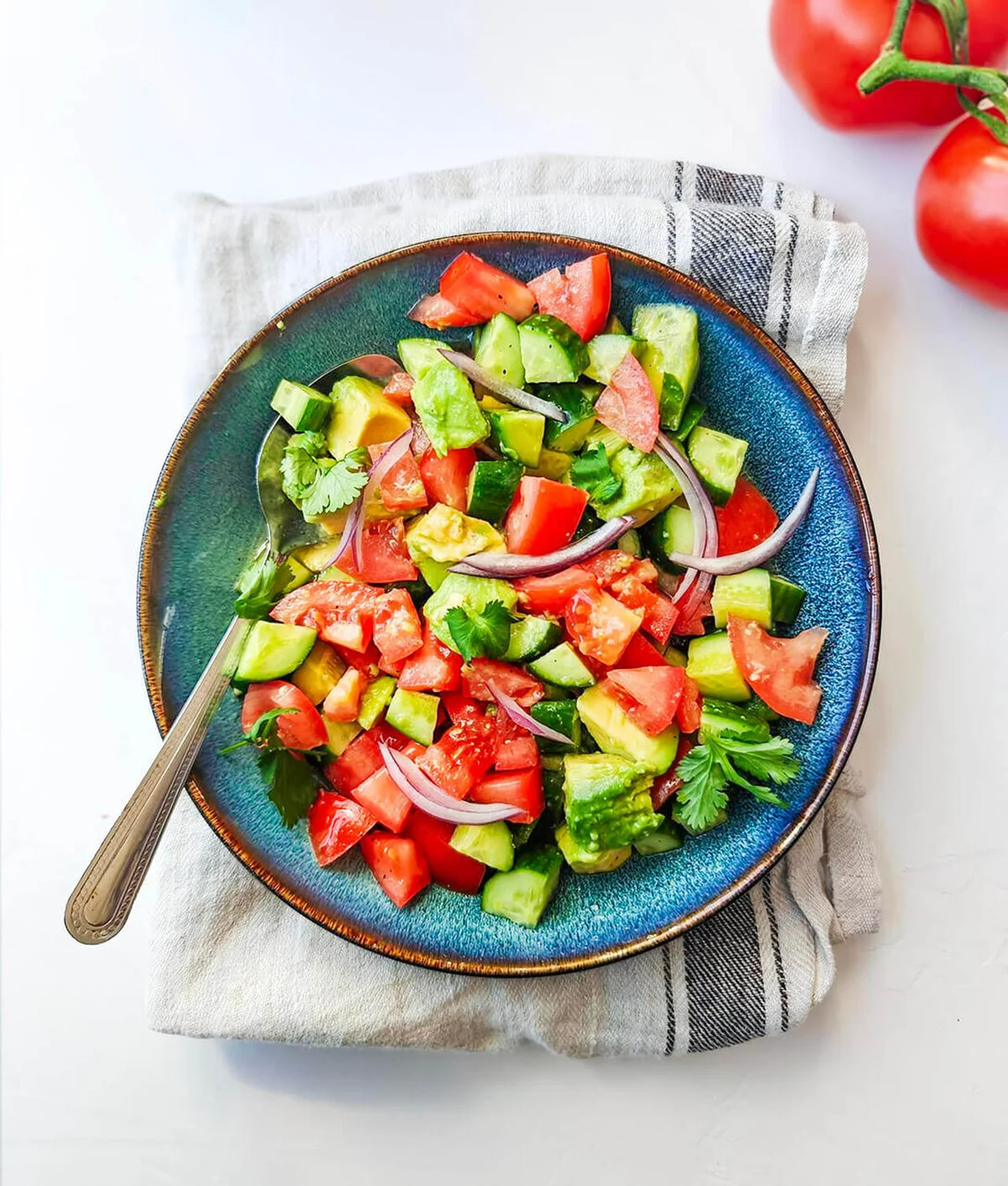 Salade concombre tomates avocat