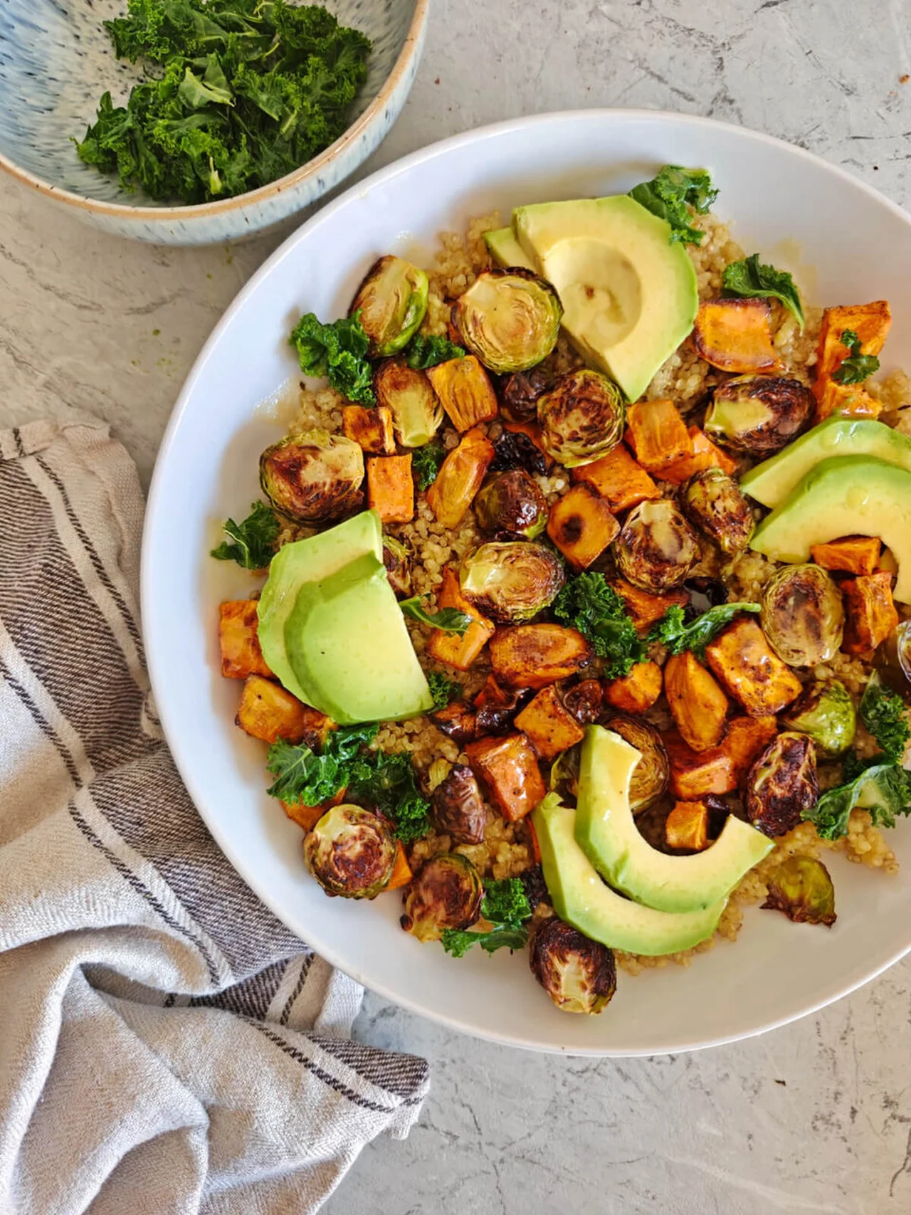 Salade de quinoa, choux de Bruxelles et avocat