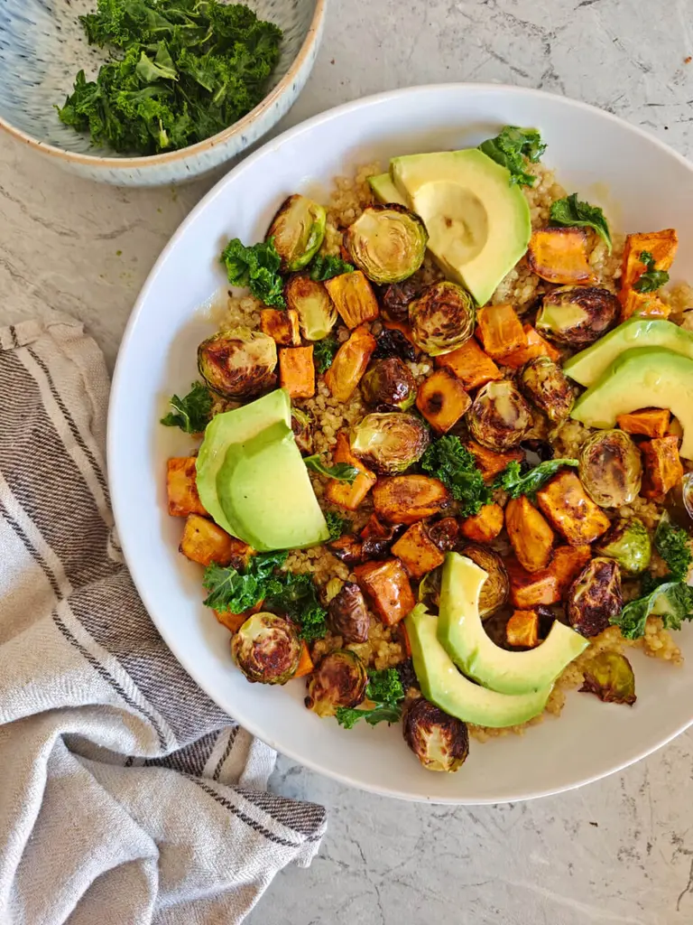 Salade de quinoa, choux de Bruxelles et avocat