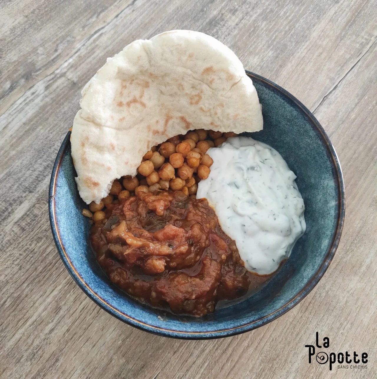 Curry d'aubergines, pois chiches et sauce raïta