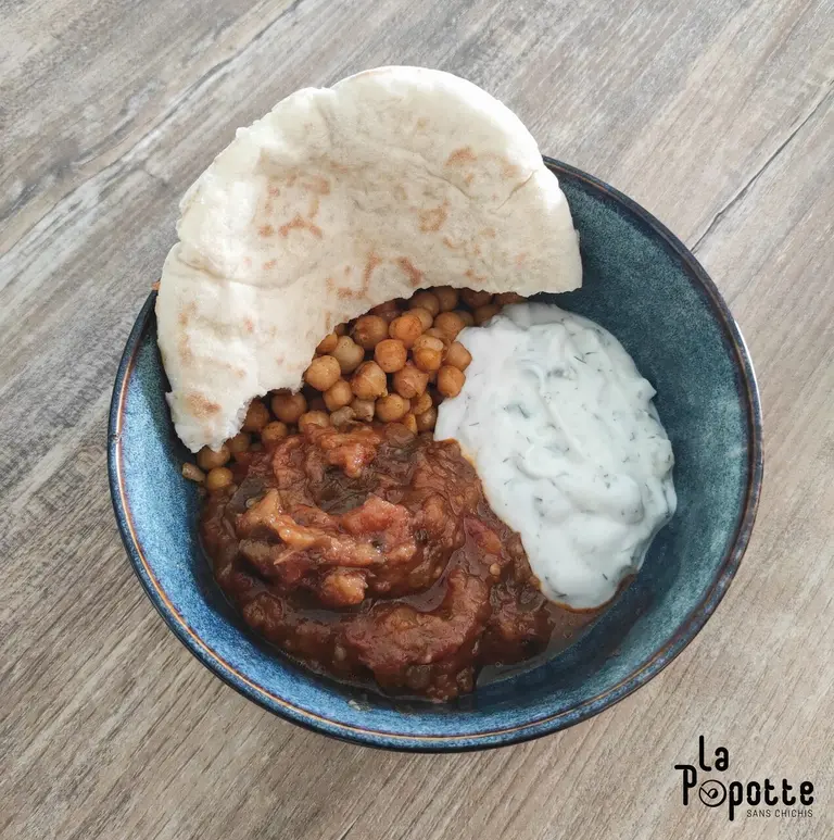 Curry d'aubergines, pois chiches et sauce raïta
