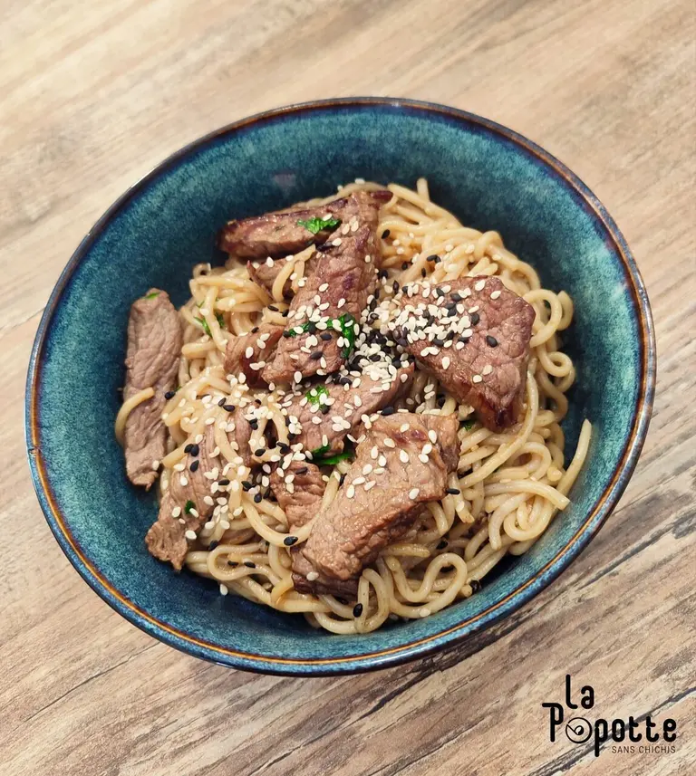 Nouilles et bœuf aux oignons