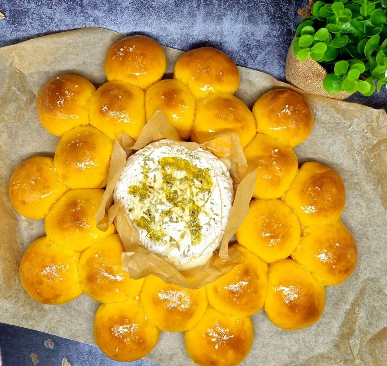 Camembert rôti et couronne de pains à la patate douce