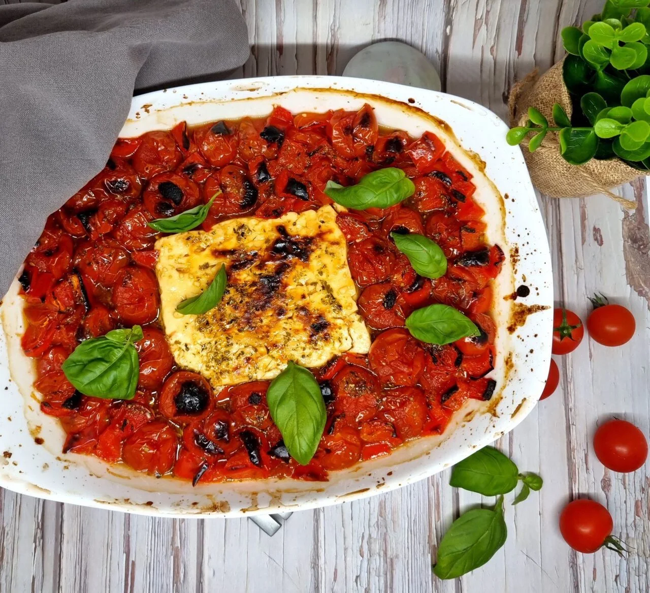 Feta rôtie aux poivrons et tomates cerises