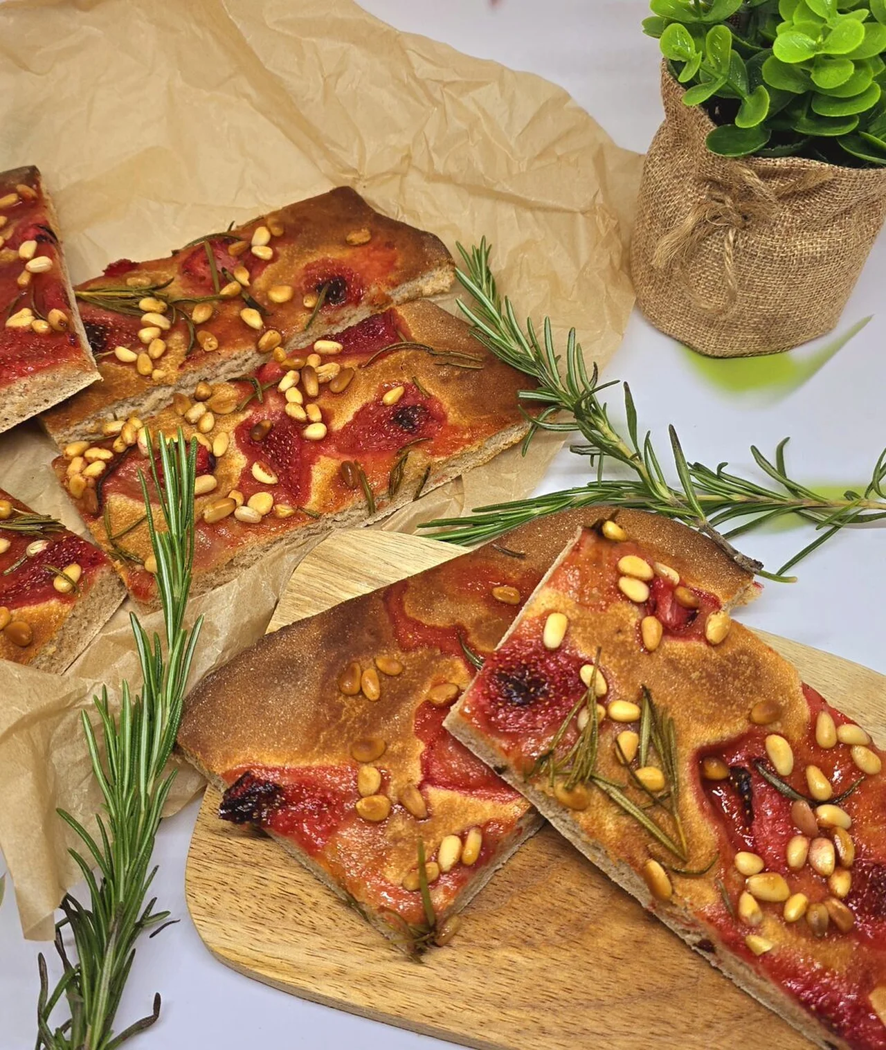 Focaccia aux fraises et romarin