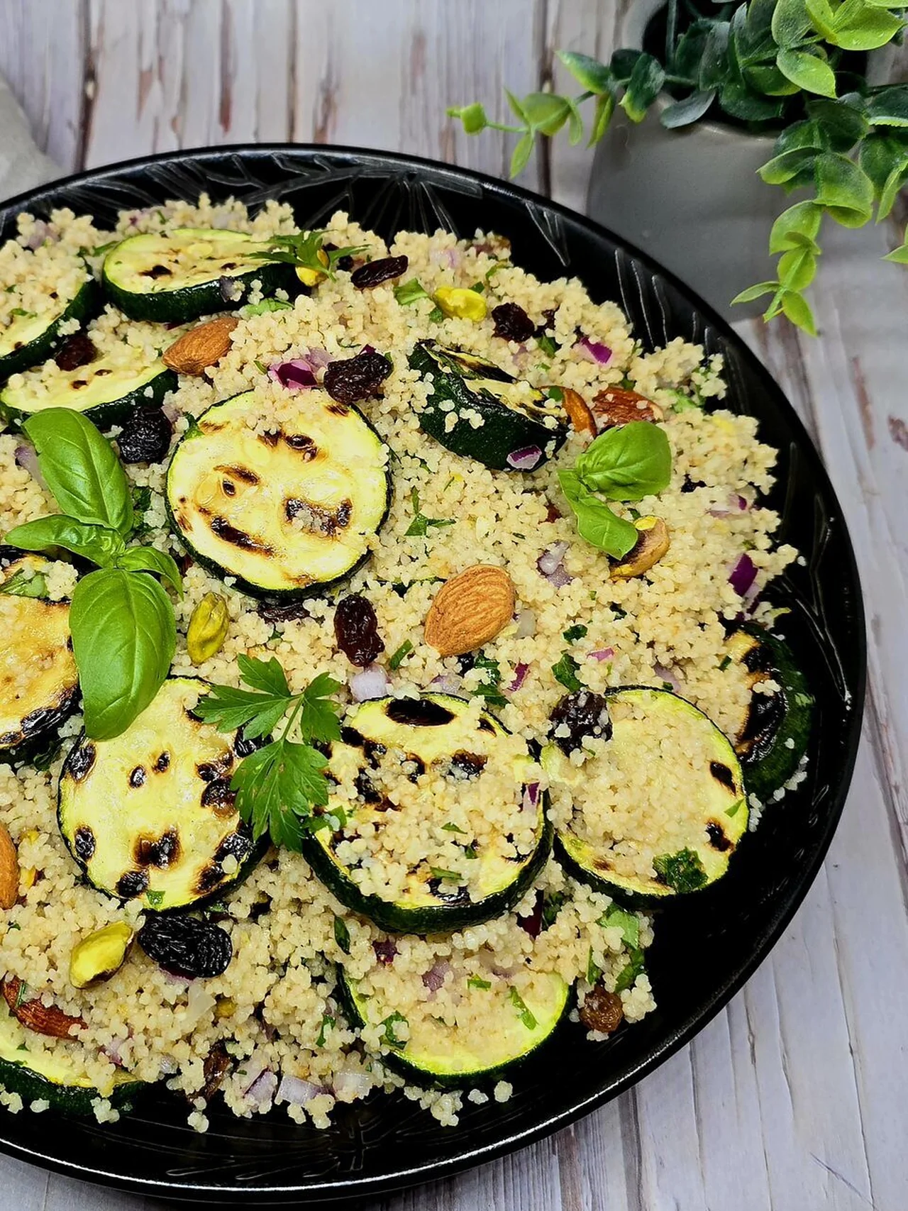 Salade de couscous, courgettes et fruits secs